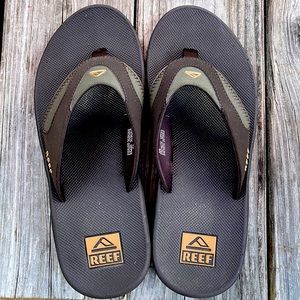 Mens size 10 reef flip flops